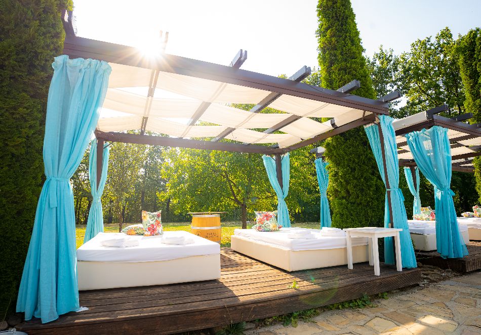 Нощувка, закуска и вечеря на човек + топло външно джакузи, басейн и релакс пакет в комплекс Острова, с. Бели Осъм, снимка 4