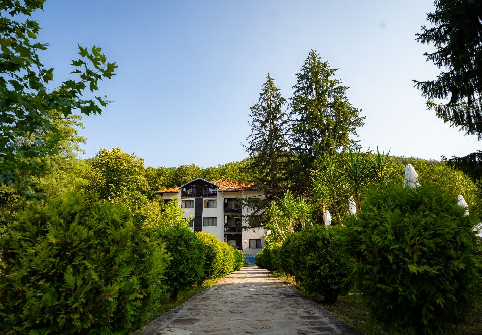 Нощувка, закуска и вечеря на човек + топло външно джакузи, басейн и релакс пакет в комплекс Острова, с. Бели Осъм, снимка 5