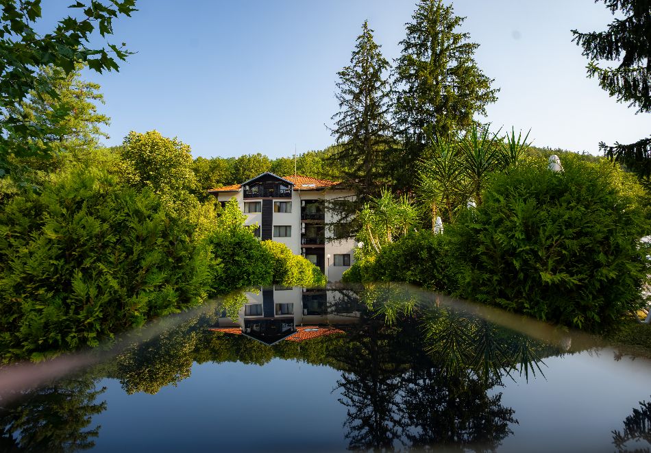 Нощувка, закуска и вечеря на човек + топло външно джакузи, басейн и релакс пакет в комплекс Острова, с. Бели Осъм, снимка 6