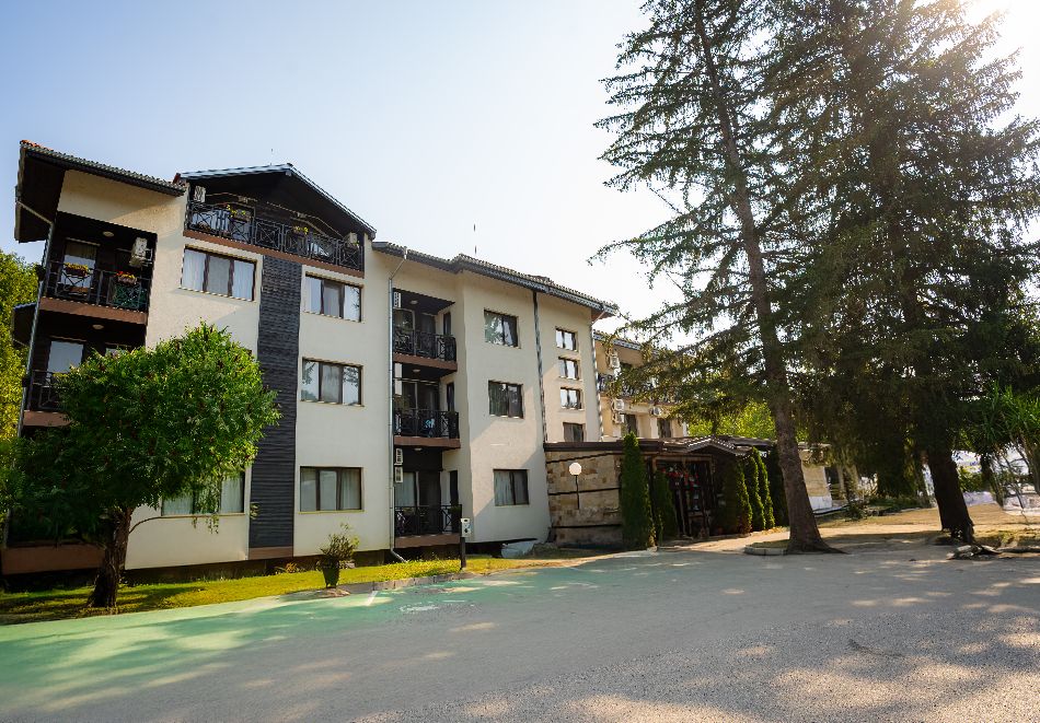 Нощувка, закуска и вечеря на човек + топло външно джакузи, басейн и релакс пакет в комплекс Острова, с. Бели Осъм, снимка 7