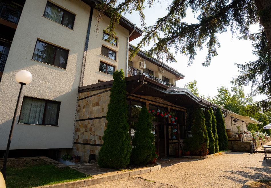 Нощувка, закуска и вечеря на човек + топло външно джакузи, басейн и релакс пакет в комплекс Острова, с. Бели Осъм, снимка 8