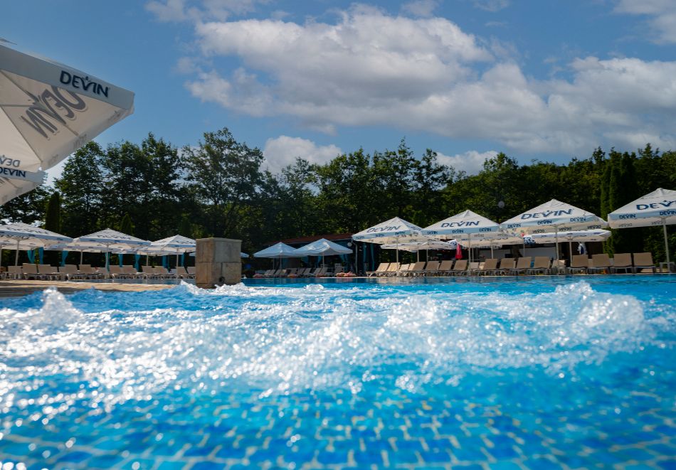 Нощувка, закуска и вечеря на човек + топло външно джакузи, басейн и релакс пакет в комплекс Острова, с. Бели Осъм, снимка 9