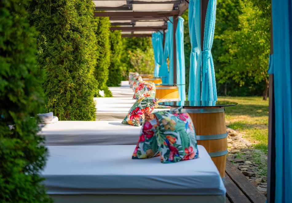 Нощувка, закуска и вечеря на човек + топло външно джакузи, басейн и релакс пакет в комплекс Острова, с. Бели Осъм, снимка 10