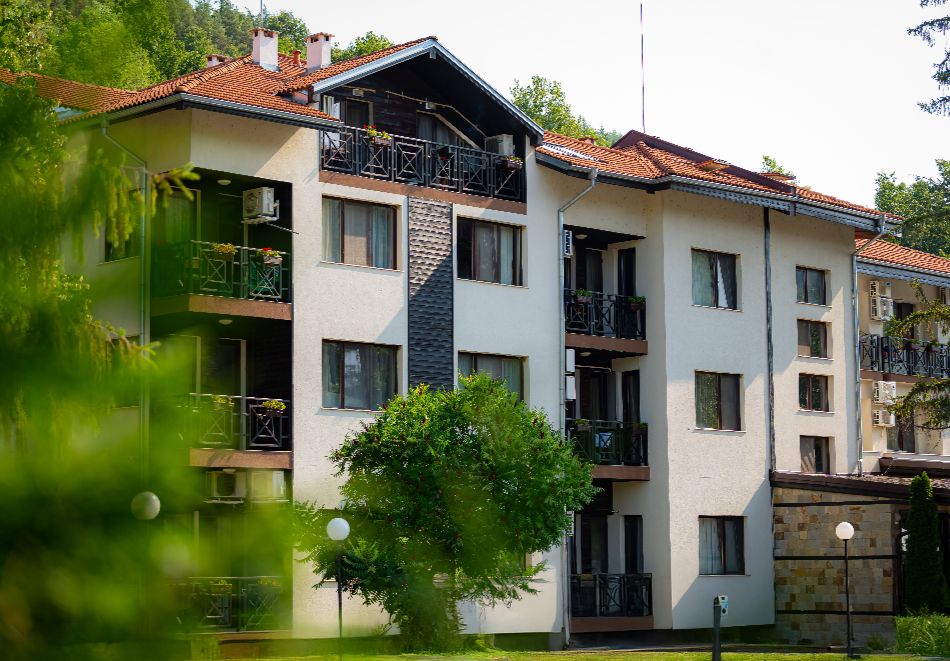 Нощувка, закуска и вечеря на човек + топло външно джакузи, басейн и релакс пакет в комплекс Острова, с. Бели Осъм, снимка 11