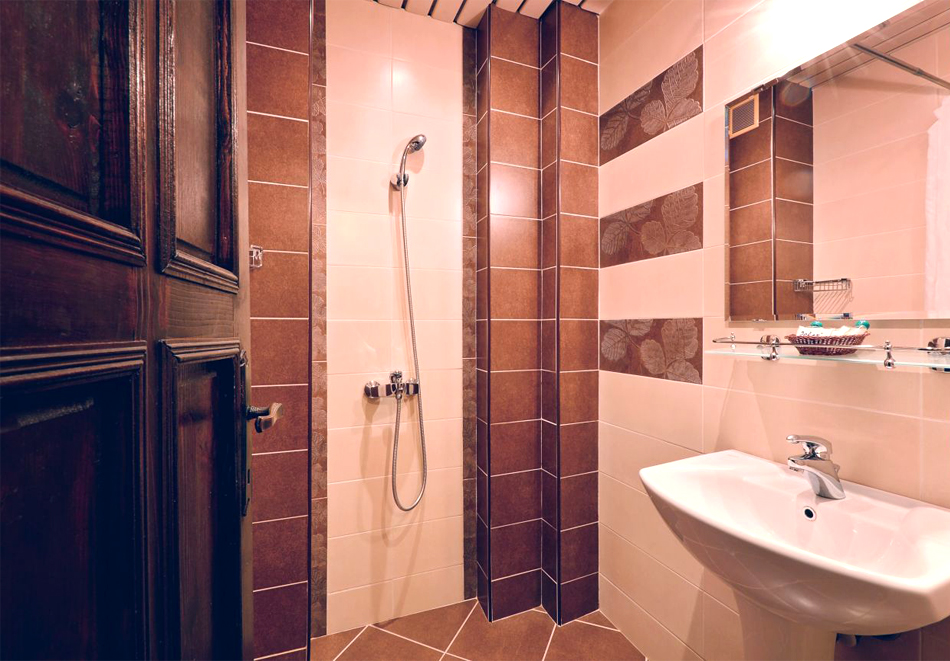 Почивка, до Габрово! Нощувка на човек със закуска или закуска и вечеря от Семеен хотел Фенерите, снимка 8