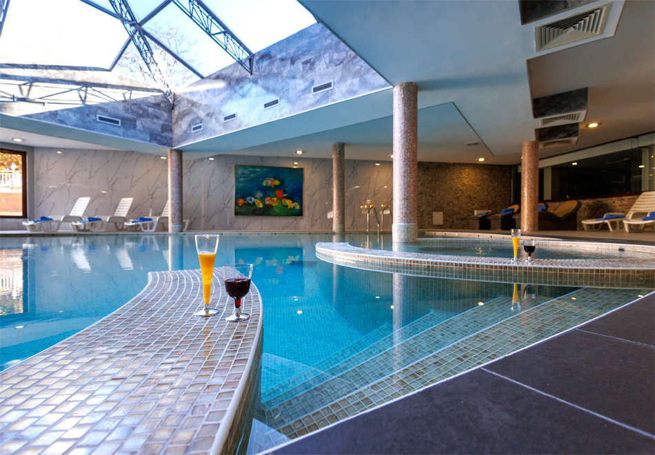 Нова година във Вихрен Роял Палас ****, Банско! 3 нощувки на човек със закуски и вечери, едната Празнична в допълнителната зала на ресторанта + топъл басейн и термална зона., снимка 4