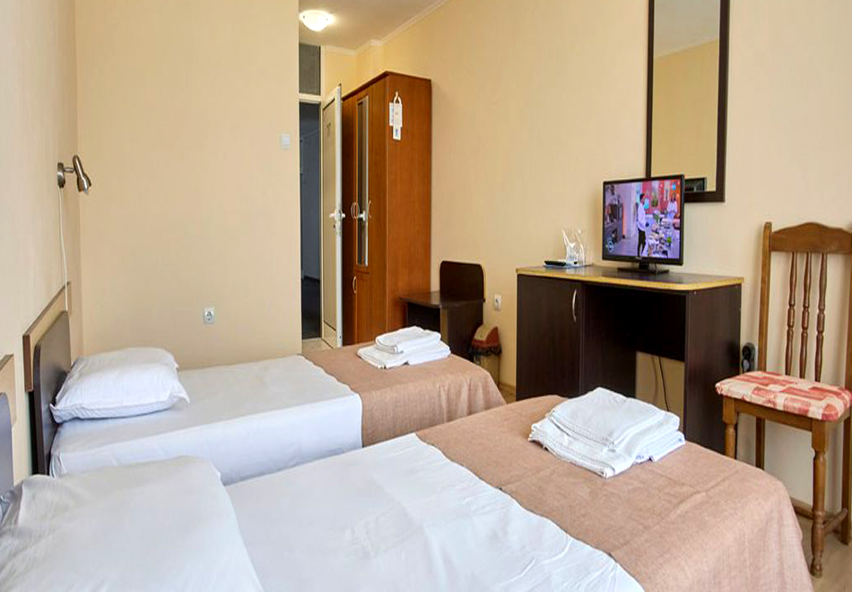 От януари в Балнеохотел Павел баня! 10 нощувки на човек със закуски, обеди и вечери + минерален басейн, медицински преглед и 3 процедури на ден, снимка 18