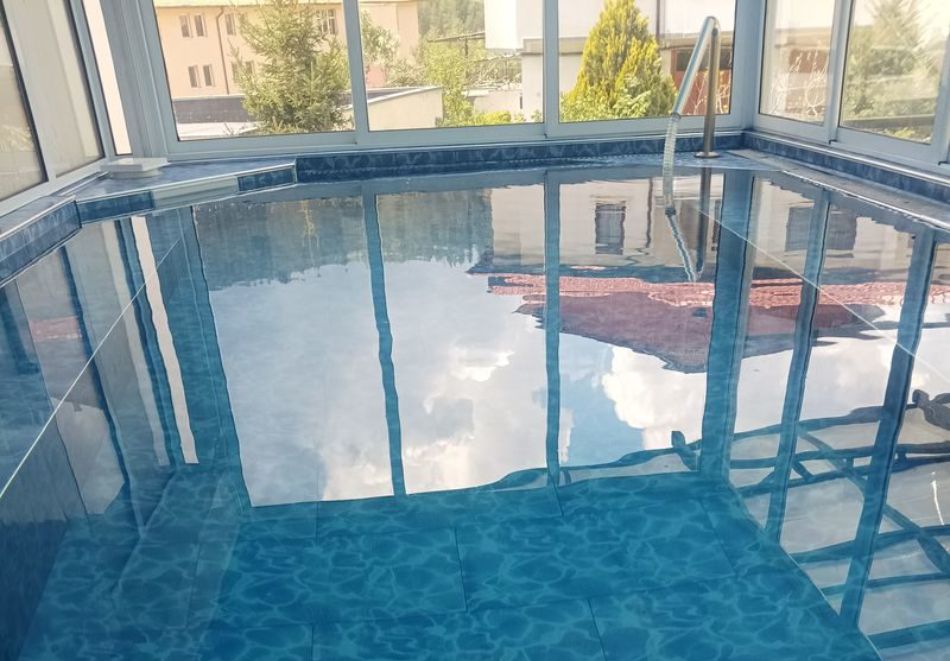 Нощувка на човек със закуска и вечеря + минерален басейн и лечебни вани от Семеен хотел Бялата къща, с. Баните до Смолян!, снимка 5