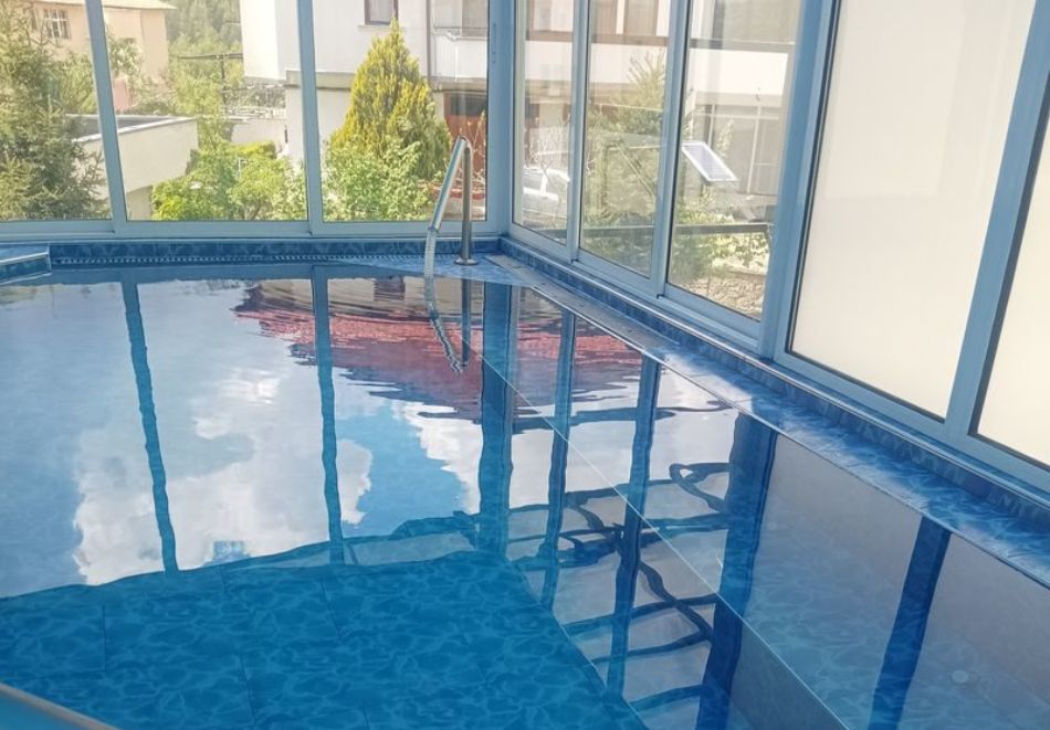 Нощувка на човек със закуска и вечеря + минерален басейн и лечебни вани от Семеен хотел Бялата къща, с. Баните до Смолян!, снимка 4