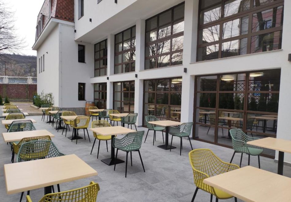 Нощувка на човек със закуска в хотел Покрит мост, Ловеч, снимка 2