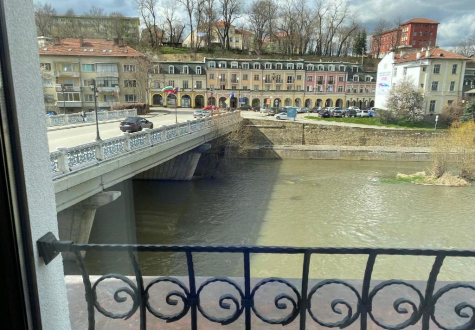 Нощувка на човек със закуска в хотел Покрит мост, Ловеч, снимка 7