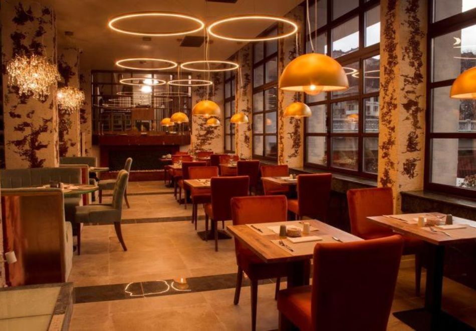 Нощувка на човек със закуска в хотел Покрит мост, Ловеч, снимка 8