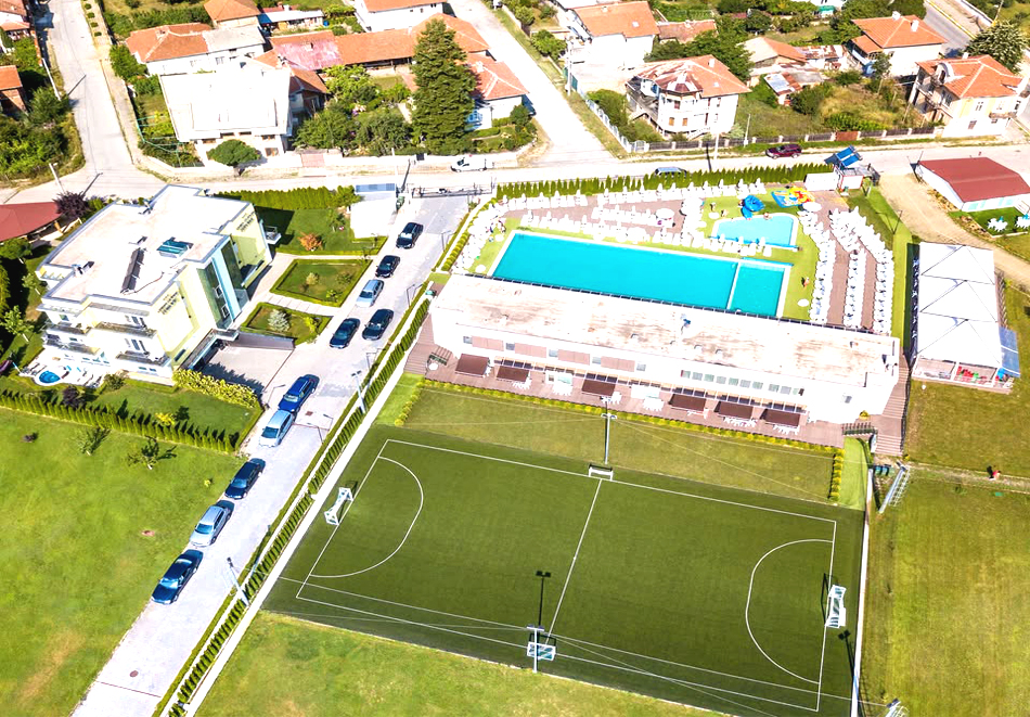 Нощувка на човек със закуска + открит акватоничен басейн с минерална вода от Комплекс Европа***, Долна Баня, снимка 2