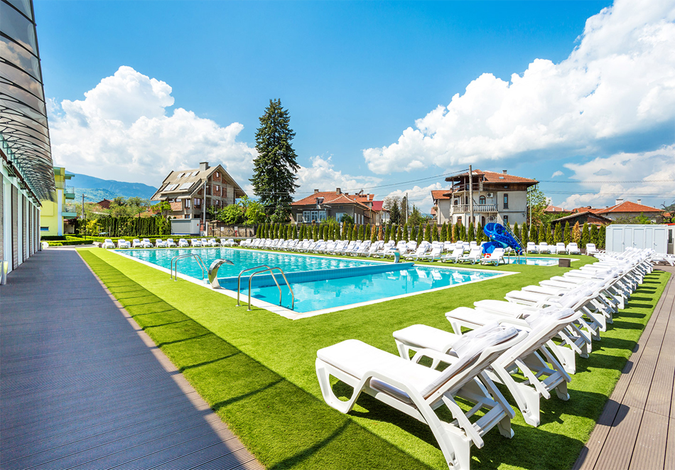 Нощувка на човек със закуска + открит акватоничен басейн с минерална вода от Комплекс Европа***, Долна Баня, снимка 4