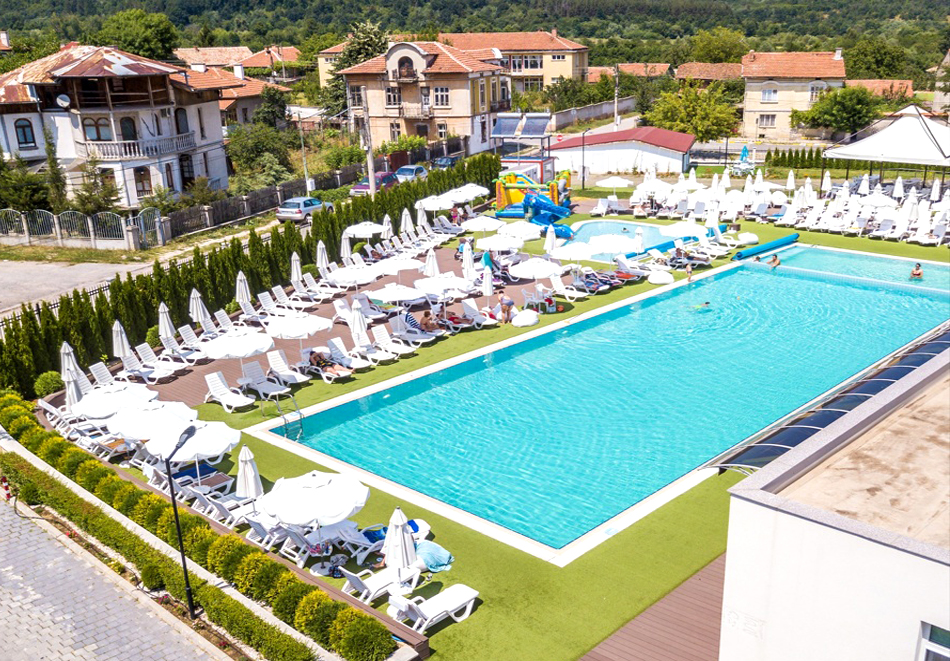 Нощувка на човек със закуска + открит акватоничен басейн с минерална вода от Комплекс Европа***, Долна Баня, снимка 5