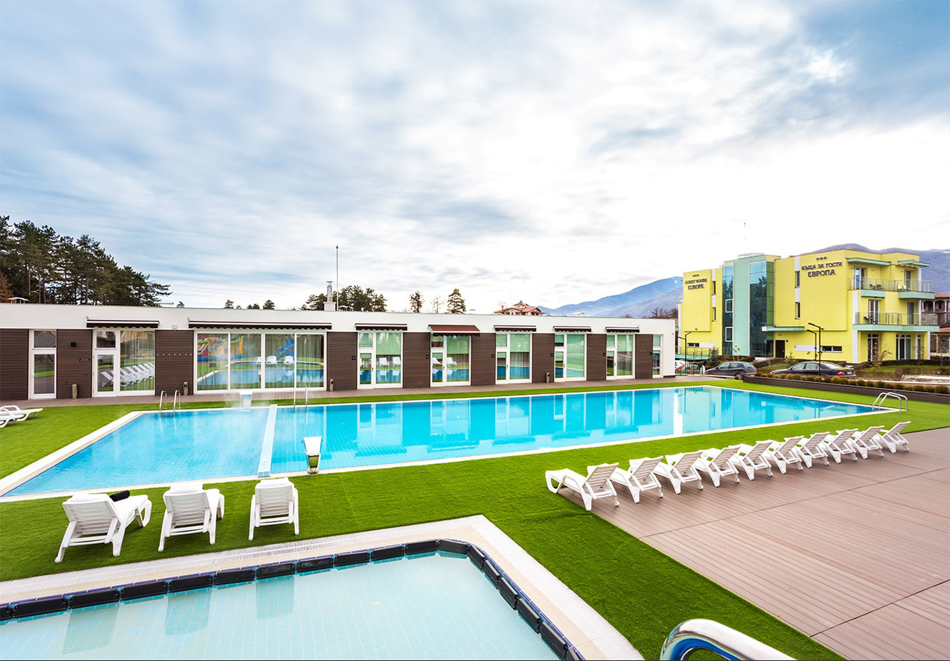 Нощувка на човек със закуска + открит акватоничен басейн с минерална вода от Комплекс Европа***, Долна Баня, снимка 3