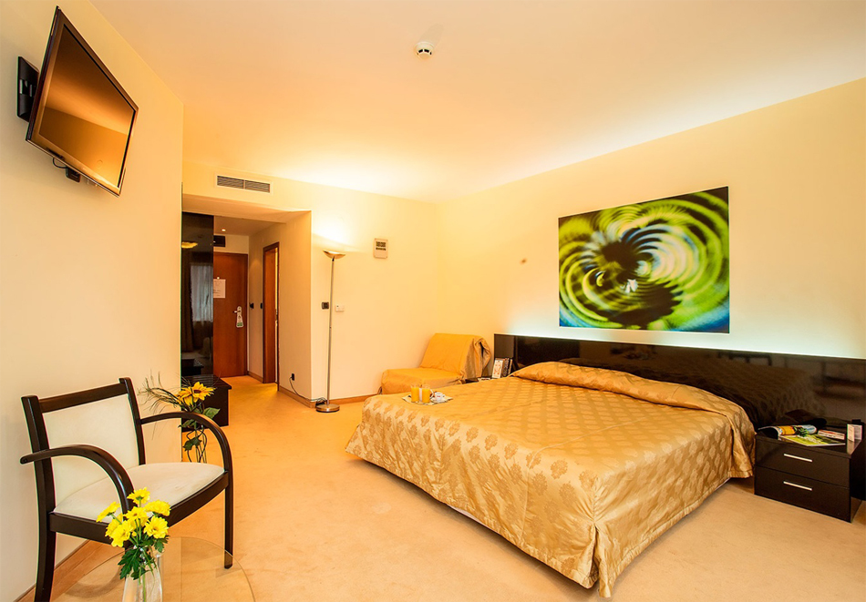 Нощувка на човек със закуска + открит акватоничен басейн с минерална вода от Комплекс Европа***, Долна Баня, снимка 10