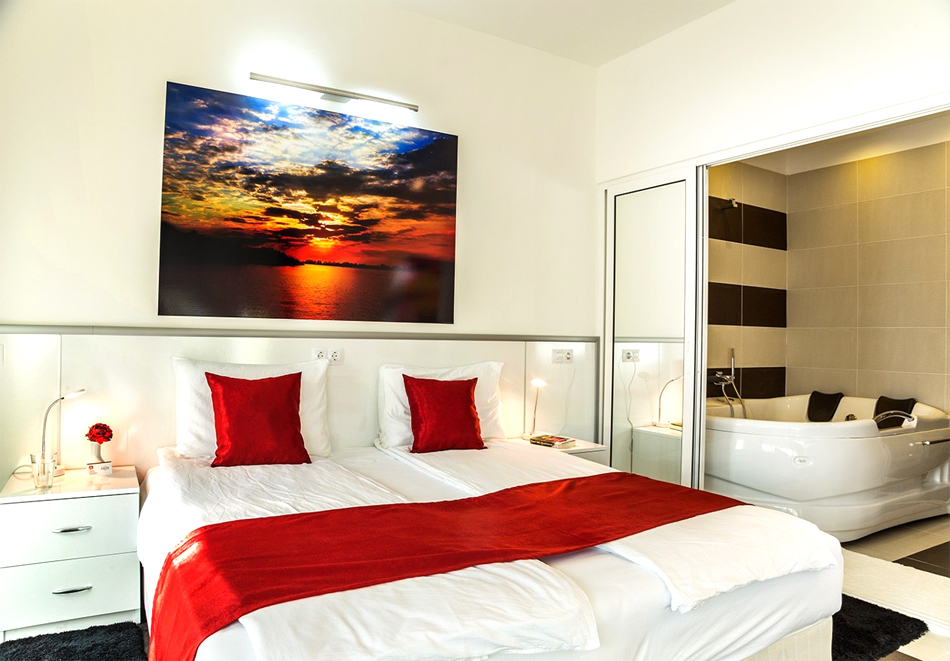 Нощувка на човек със закуска + открит акватоничен басейн с минерална вода от Комплекс Европа***, Долна Баня, снимка 9