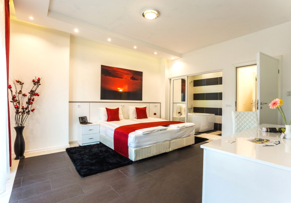 Нощувка на човек със закуска + открит акватоничен басейн с минерална вода от Комплекс Европа***, Долна Баня, снимка 7