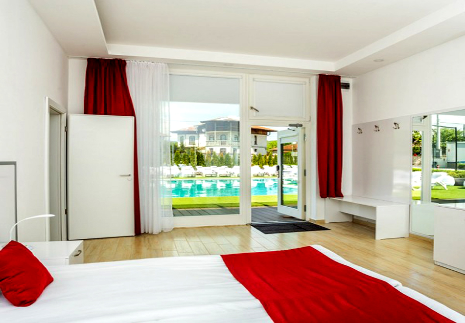 Нощувка на човек със закуска + открит акватоничен басейн с минерална вода от Комплекс Европа***, Долна Баня, снимка 8