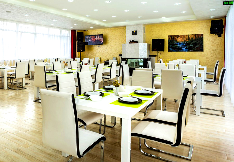 Нощувка на човек със закуска + открит акватоничен басейн с минерална вода от Комплекс Европа***, Долна Баня, снимка 12