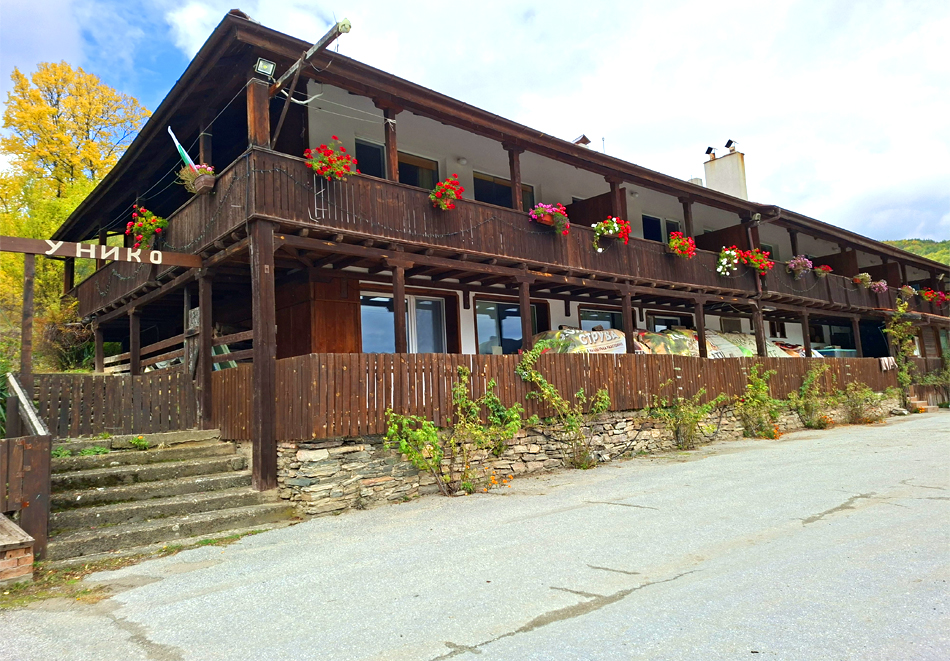 Уикенд до Пампорово! Нощувка за 24 човека + домашна закуска и ползване на трапезария с камина и напълно оборудвана кухня от Къща за гости У Нико, Орехово, снимка 2