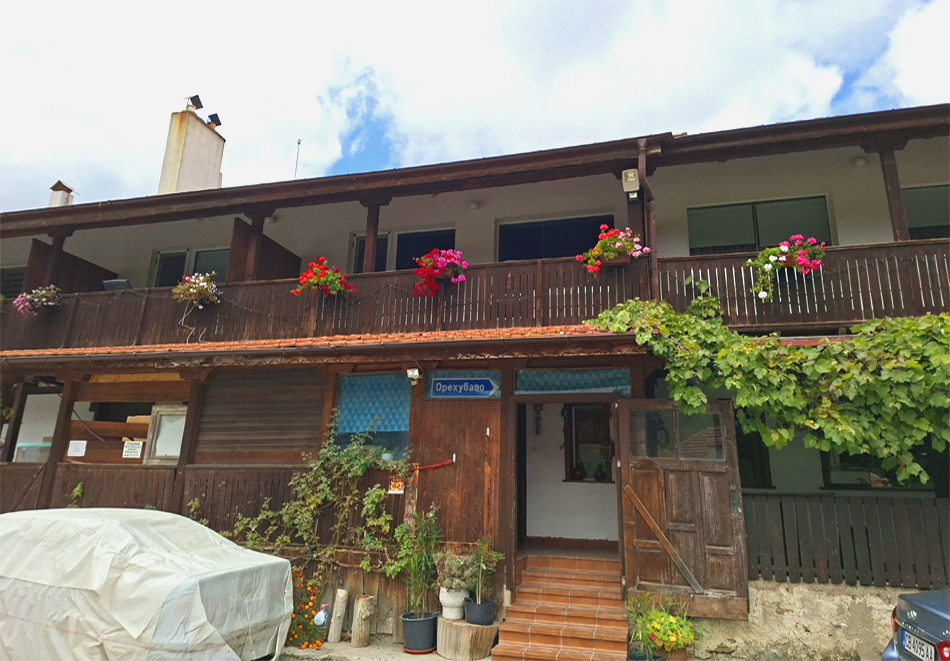 Уикенд до Пампорово! Нощувка за 24 човека + домашна закуска и ползване на трапезария с камина и напълно оборудвана кухня от Къща за гости У Нико, Орехово, снимка 3