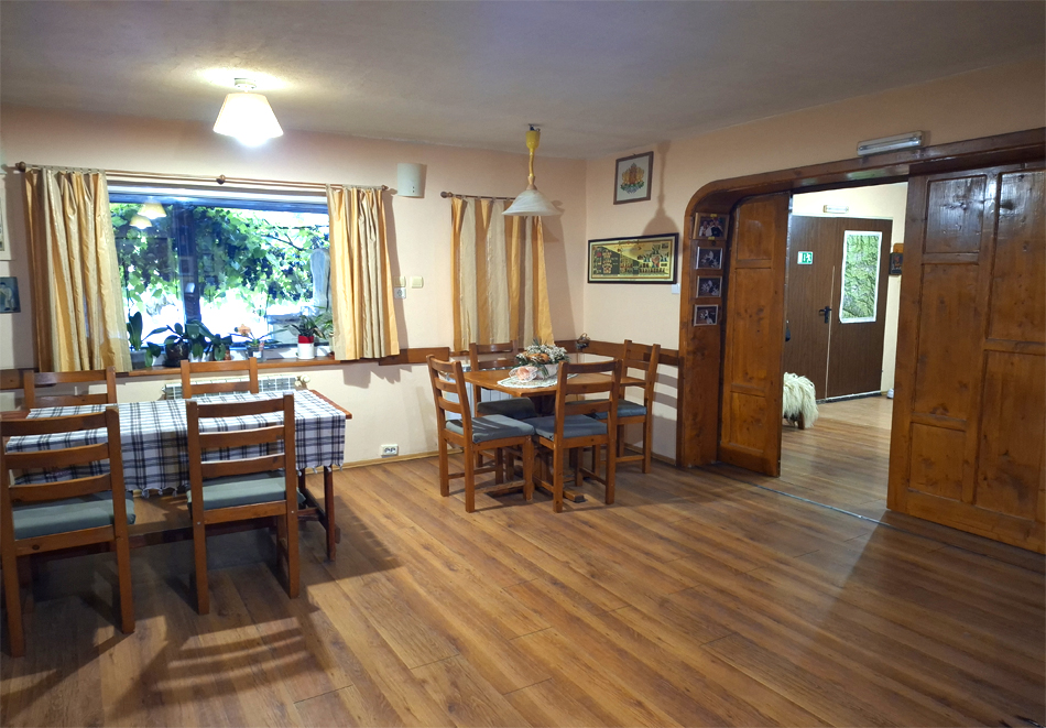 Уикенд до Пампорово! Нощувка за 24 човека + домашна закуска и ползване на трапезария с камина и напълно оборудвана кухня от Къща за гости У Нико, Орехово, снимка 5