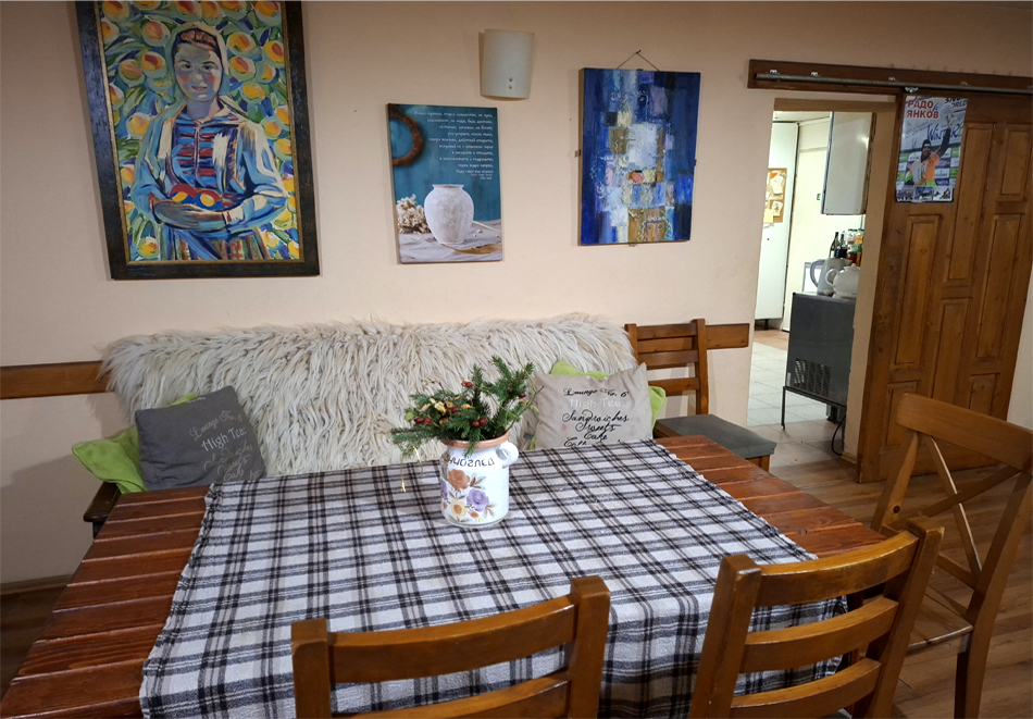 Уикенд до Пампорово! Нощувка за 24 човека + домашна закуска и ползване на трапезария с камина и напълно оборудвана кухня от Къща за гости У Нико, Орехово, снимка 8