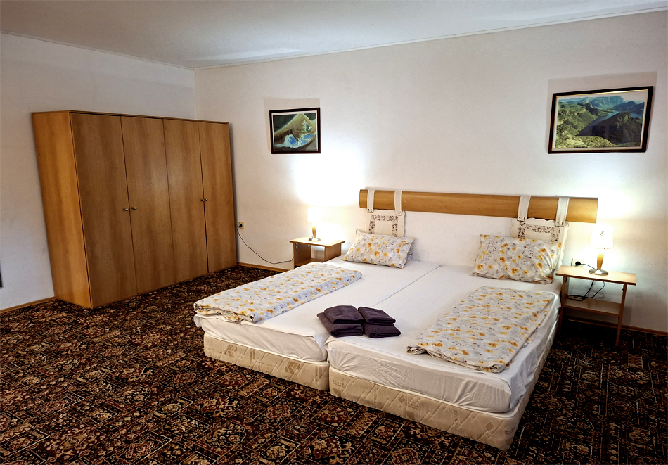 Уикенд до Пампорово! Нощувка за 24 човека + домашна закуска и ползване на трапезария с камина и напълно оборудвана кухня от Къща за гости У Нико, Орехово, снимка 14