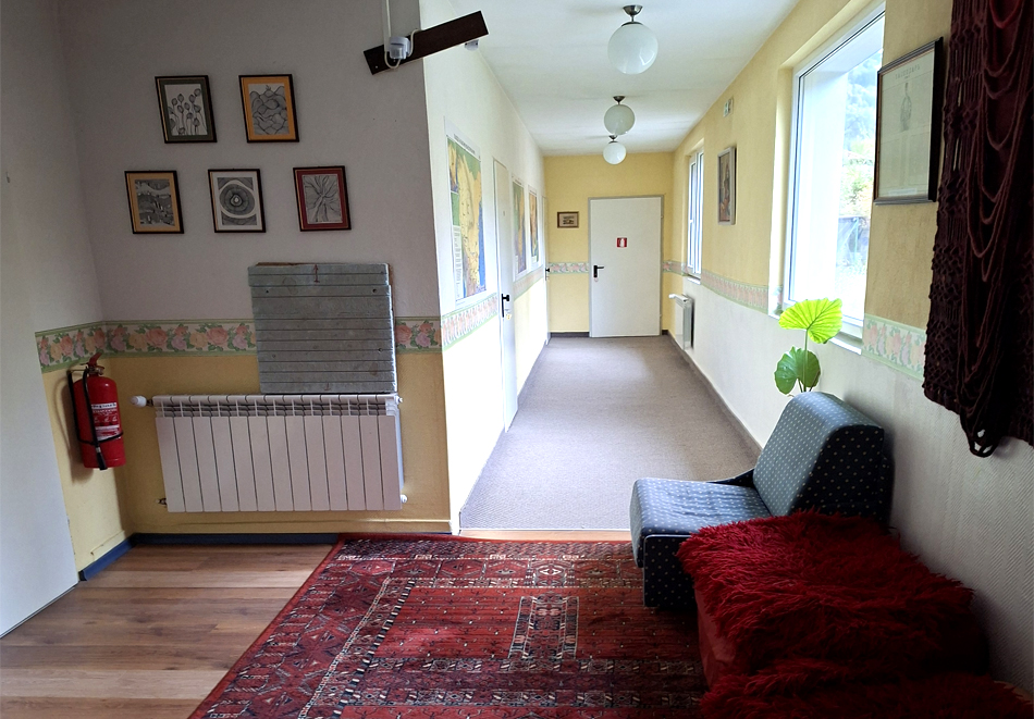 Уикенд до Пампорово! Нощувка за 24 човека + домашна закуска и ползване на трапезария с камина и напълно оборудвана кухня от Къща за гости У Нико, Орехово, снимка 11