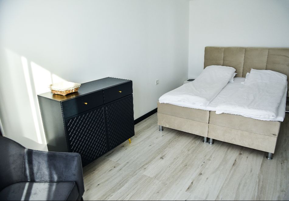 Винен тур край Белоградчик! Нощувка със закуска на човек + дегустация във винарска изба "Магура" - Дълбоко в сърцето на пещерата + басейн с релакс зона в хотел Скалите, снимка 8