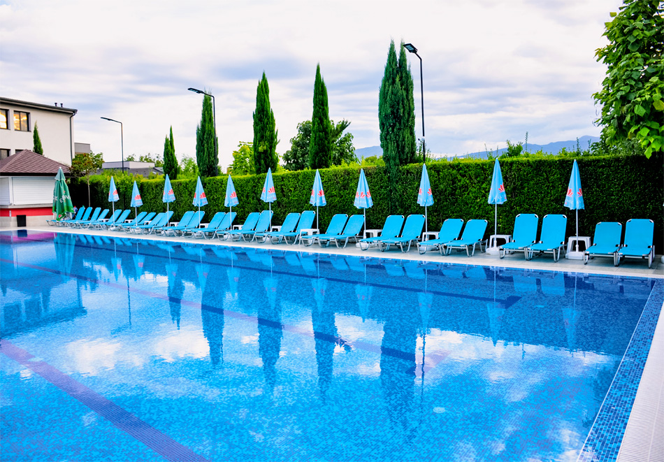 Нова година в Огняново! 3 или 4 нощувки на човек със закуски и вечеря, едната Празнична + 2 минерални басейна и релакс зона от хотел Елеганс***, снимка 8