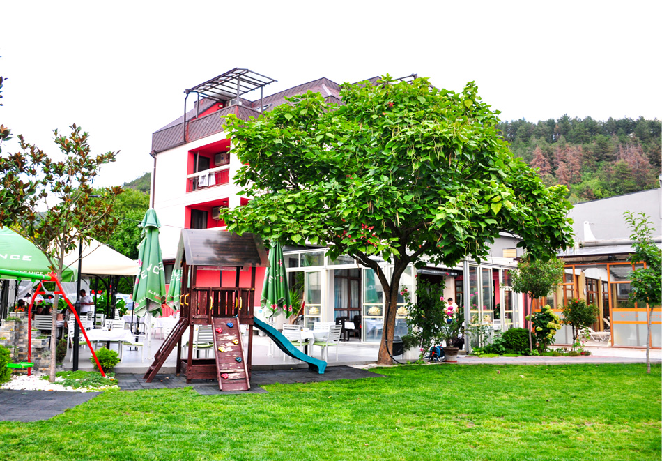 Нова година в Огняново! 3 или 4 нощувки на човек със закуски и вечеря, едната Празнична + 2 минерални басейна и релакс зона от хотел Елеганс***, снимка 6