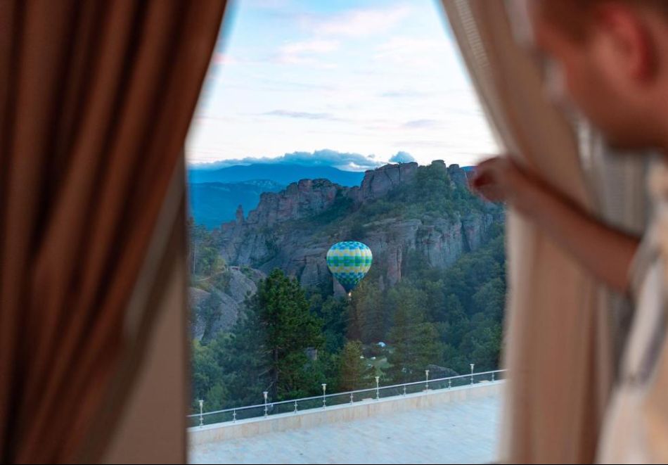 Винен тур край Белоградчик! Нощувка със закуска на човек + дегустация във винарска изба "Магура" - Дълбоко в сърцето на пещерата + басейн с релакс зона в хотел Скалите, снимка 13