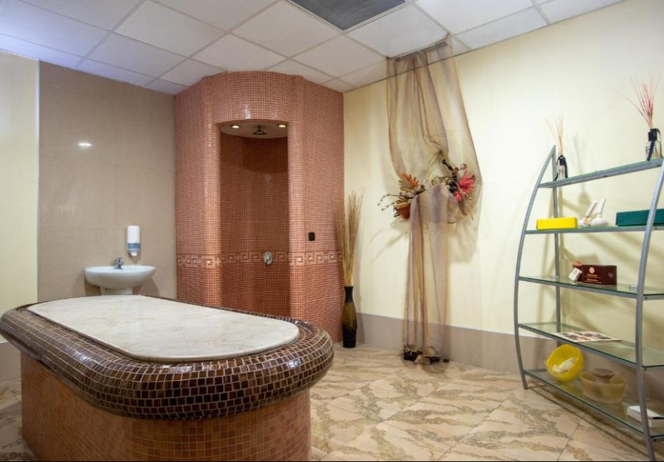 Винен тур край Белоградчик! Нощувка със закуска на човек + дегустация във винарска изба "Магура" - Дълбоко в сърцето на пещерата + басейн с релакс зона в хотел Скалите, снимка 6