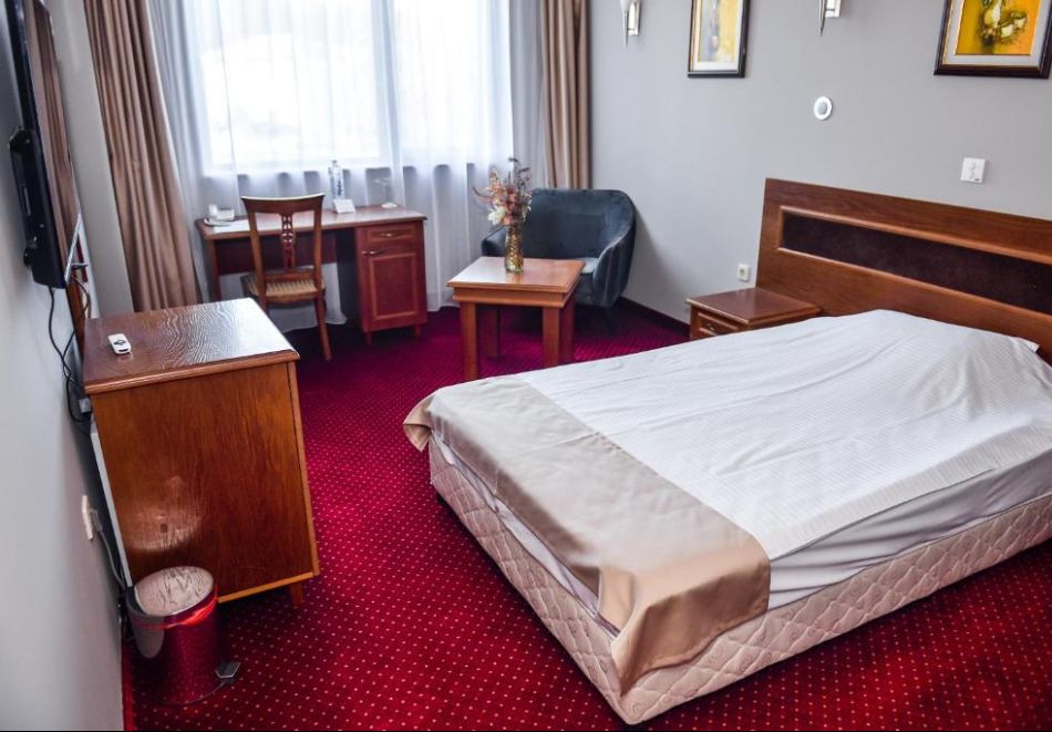 Винен тур край Белоградчик! Нощувка със закуска на човек + дегустация във винарска изба "Магура" - Дълбоко в сърцето на пещерата + басейн с релакс зона в хотел Скалите, снимка 9