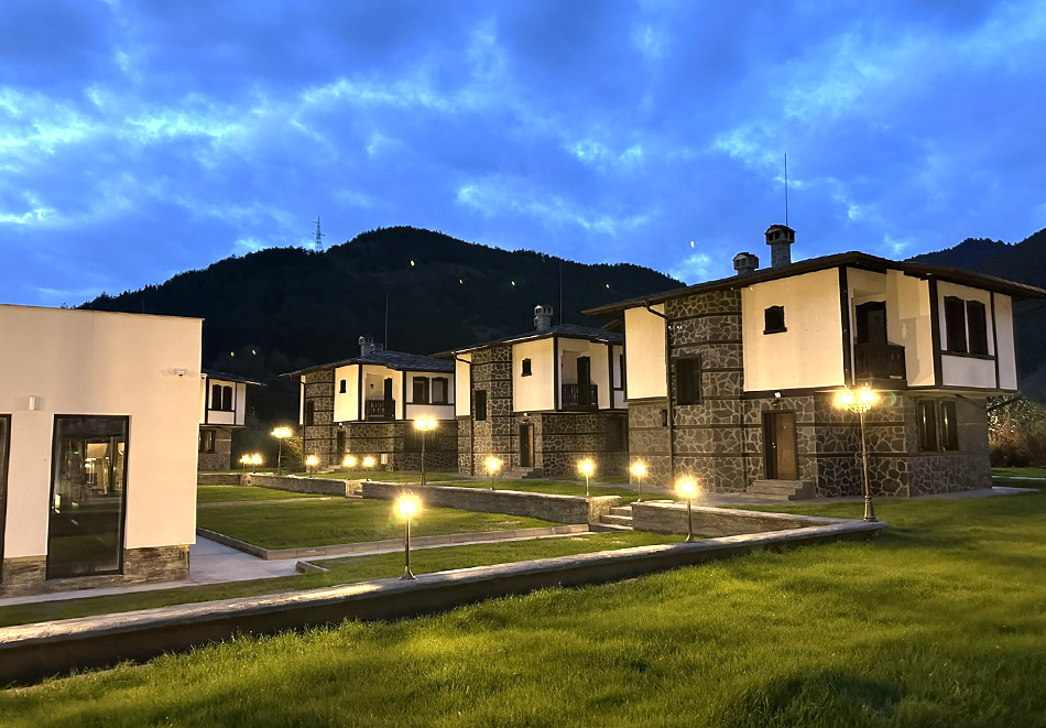 Нощувка на човек и възможност за закуска, обяд и вечеря + вътрешен плувен басейн с детска част и релакс зона от Къщи за гости Девин Ривър, Девин, снимка 2