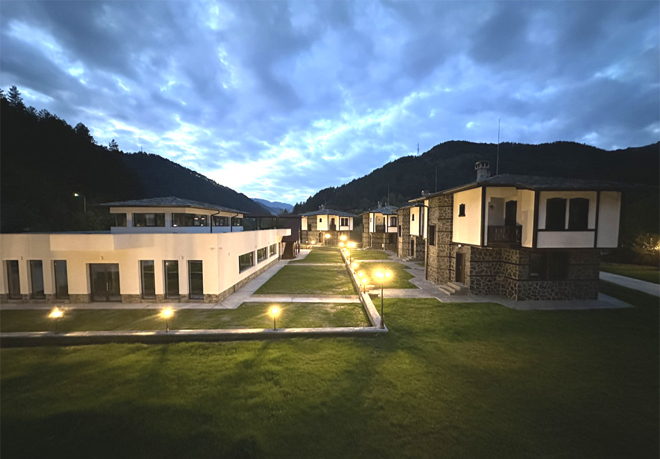 Нощувка на човек и възможност за закуска, обяд и вечеря + вътрешен плувен басейн с детска част и релакс зона от Къщи за гости Девин Ривър, Девин, снимка 3