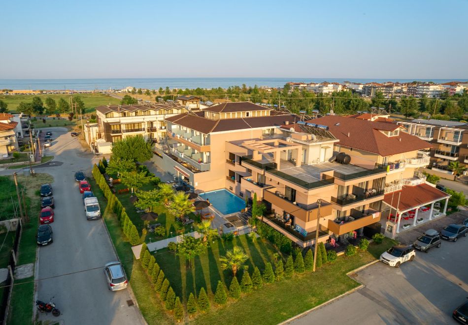 Ранни записвания на 250м. от плажа в Паралия Катерини! Нощувка на човек със закуска и вечеря + басейн в хотел Yakinthos, Гърция, снимка 2