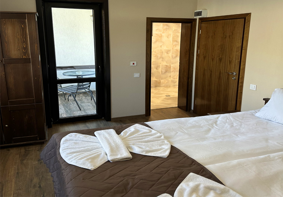 Нощувка на човек и възможност за закуска, обяд и вечеря + вътрешен плувен басейн с детска част и релакс зона от Къщи за гости Девин Ривър, Девин, снимка 9