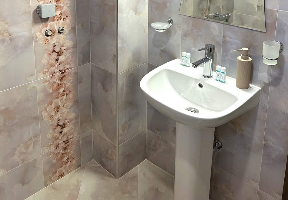 Нощувка на човек и възможност за закуска, обяд и вечеря + вътрешен плувен басейн с детска част и релакс зона от Къщи за гости Девин Ривър, Девин, снимка 11