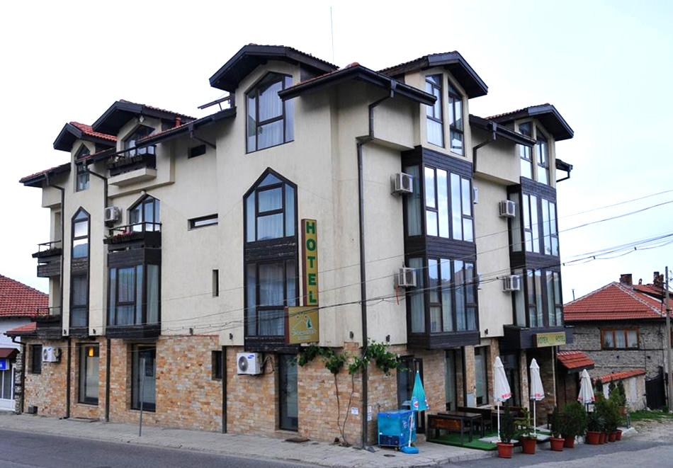 Нощувка на човек със закуска + джакузи, парна баня и сауна от Семеен хотел Елица, Банско, снимка 2