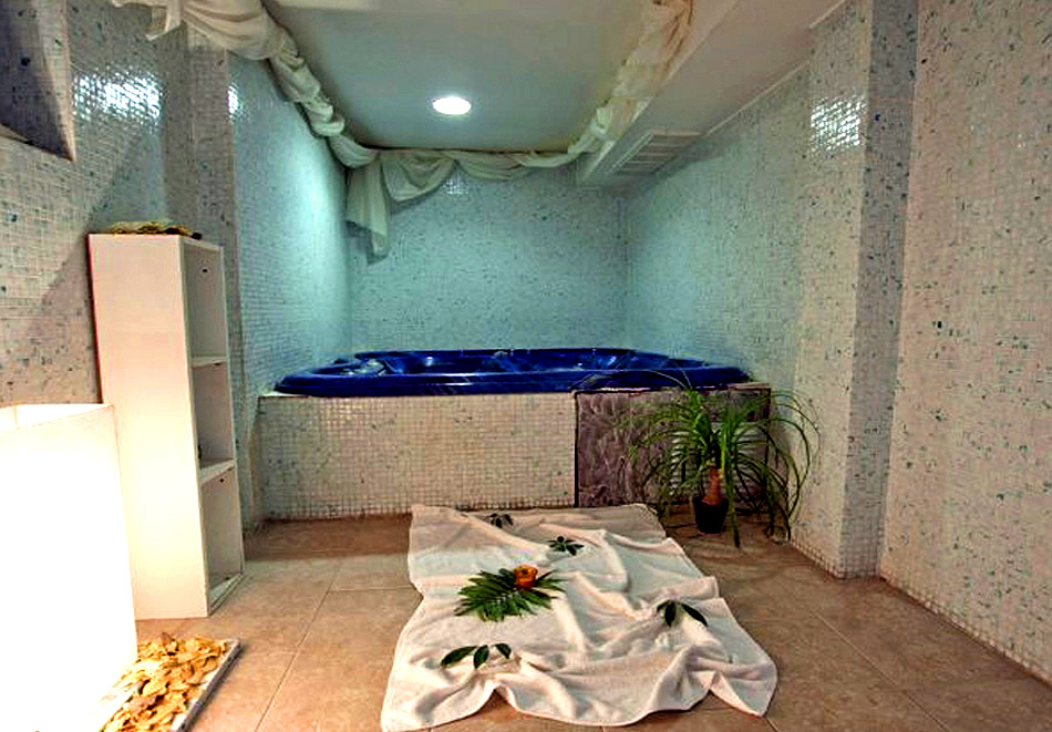 Нощувка на човек със закуска + джакузи, парна баня и сауна от Семеен хотел Елица, Банско, снимка 8