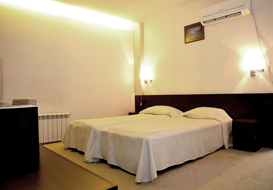 Нощувка на човек със закуска + джакузи, парна баня и сауна от Семеен хотел Елица, Банско, снимка 7