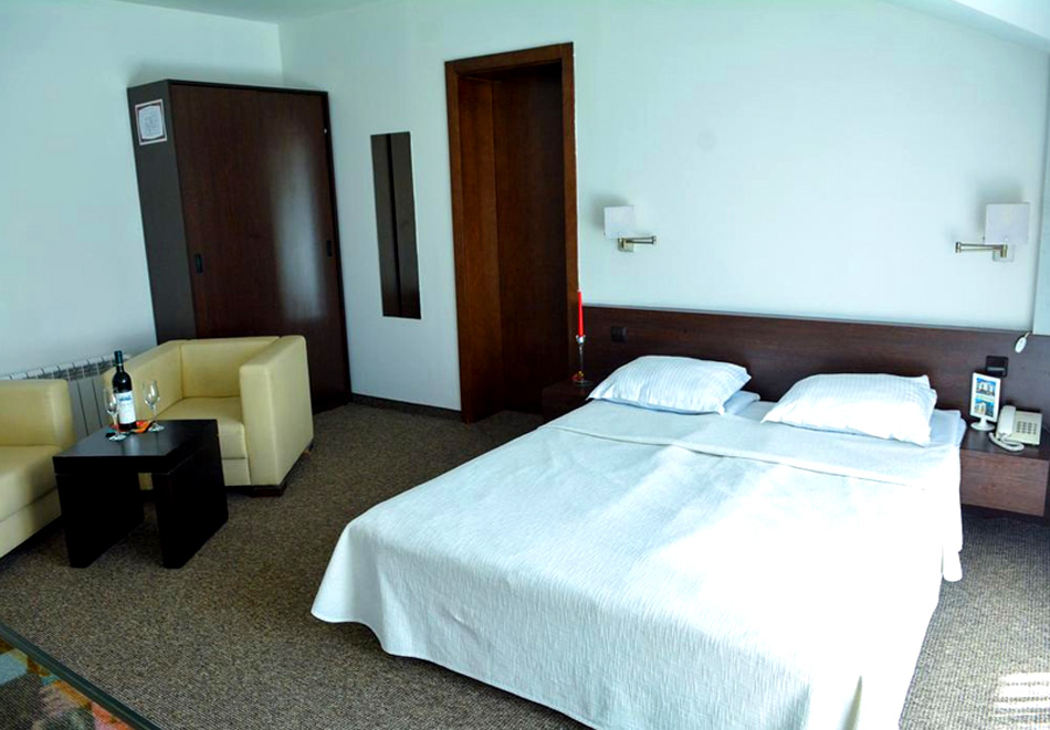 Нощувка на човек със закуска + джакузи, парна баня и сауна от Семеен хотел Елица, Банско, снимка 5