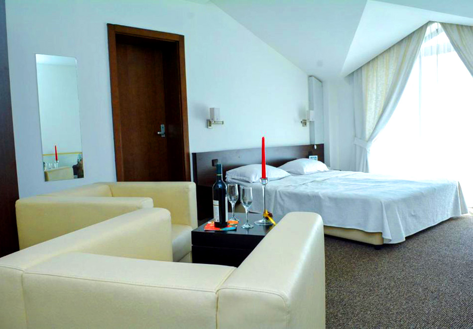 Нощувка на човек със закуска + джакузи, парна баня и сауна от Семеен хотел Елица, Банско, снимка 4