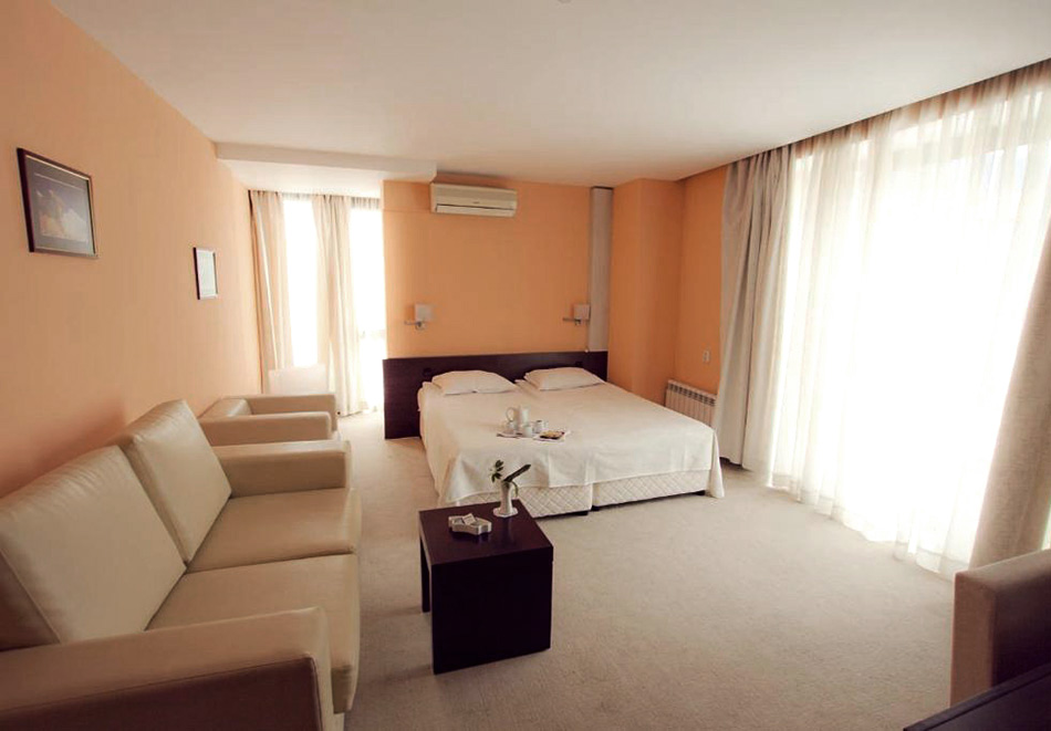 Нощувка на човек със закуска + джакузи, парна баня и сауна от Семеен хотел Елица, Банско, снимка 6