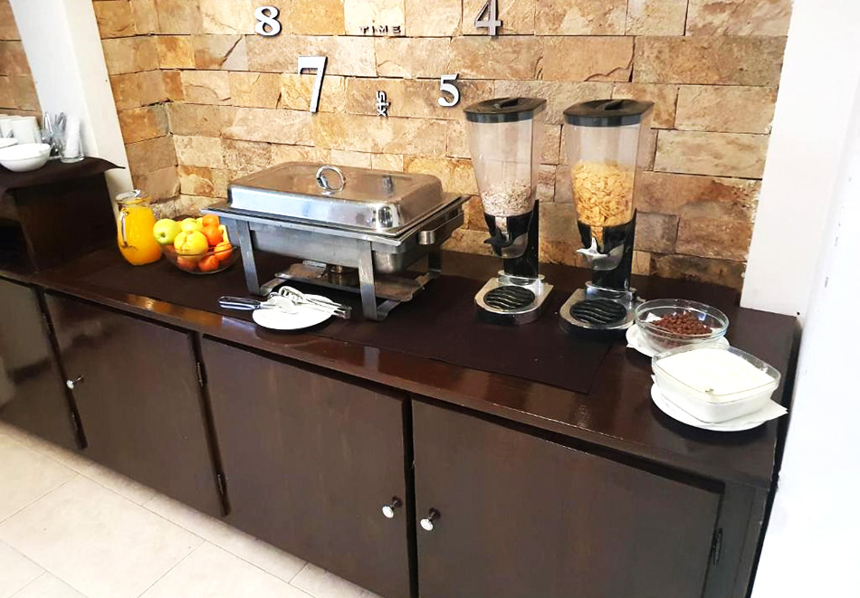 Нощувка на човек със закуска + джакузи, парна баня и сауна от Семеен хотел Елица, Банско, снимка 10