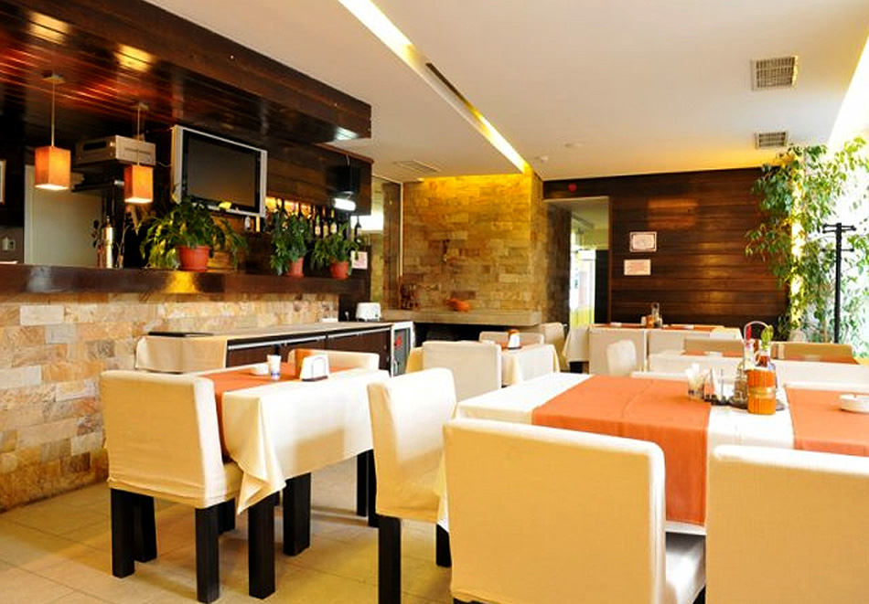 Почивка в Банско: Нощувка на човек със закуска + парна баня и сауна от Семеен хотел Елица, снимка 10